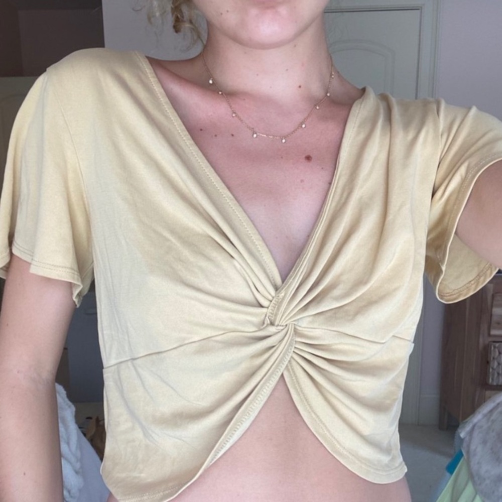 Super cute and soft tie/ knot front top!
